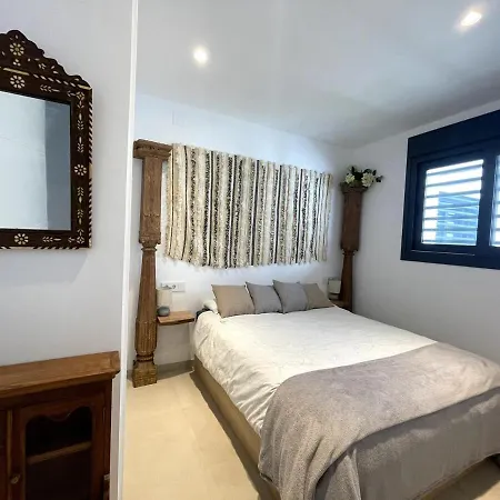 Elegant Apartment, Central, Pool And Parking