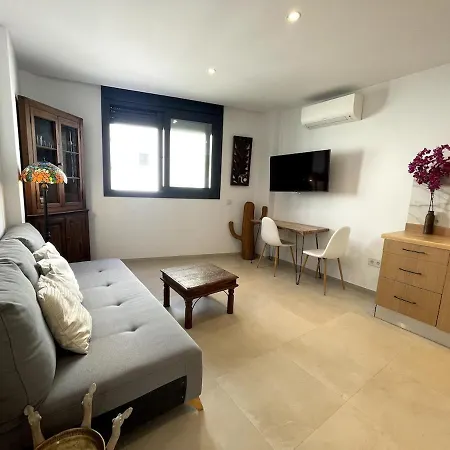 Апартаменты Elegant Apartment, Central, Pool And Parking *
